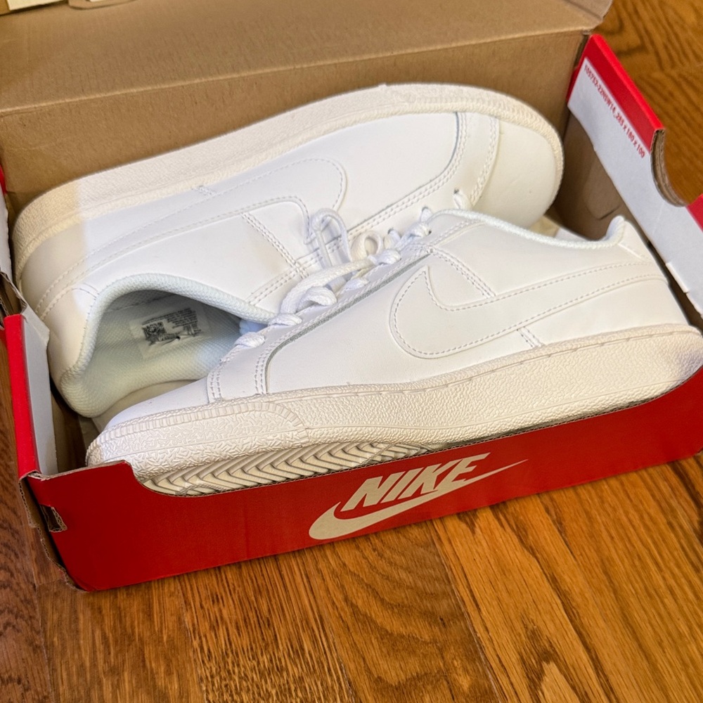 Nike women’s White Sneakers